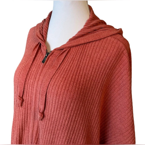 Barefoot Dreams Relaxed Oversized Short Sleeved Ribbed Hoodie - Picture 4 of 10